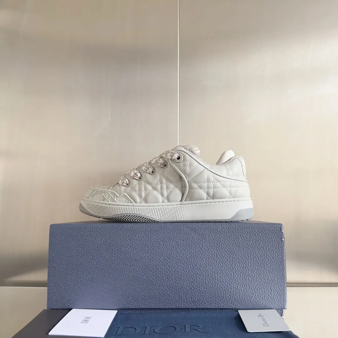 [DIOR] P: 820💰 Men's 39-44. (Male 38. 45. Customized) Dior Dior B9S series top version bread shoes casual sports shoes skate shoes original purchase development and production This new B9S skateboard sneakers are inspired by skateboarding and Dior's high-order spirit. Crafted from navy blue cotton tweed, the classic cannage pattern is reinterpreted with grained calfskin details in homage to Dior's savoir-faire. Padded tongue and technical fabric leg provide ideal comfort. Iconic details abound throughout the design, such as the Dior signature on the heel and tongue, cannage-patterned panels, and the rubber Dior Charm signature on the side inspired by the Dior logo. The rubber soles engraved with Oblique printing with a gradient effect are more refined and can add a high-end temperament to various looks. Exquisite packaging at the delivery counter🛍📦 ▪️Fabric: Original customized first-layer cowhide + tweed ▪️Inner lining: Customized breathable lining ▪️Outsole: Original open-molded anti-slip TPU material ▪️Sole thickness: 3.5CM.